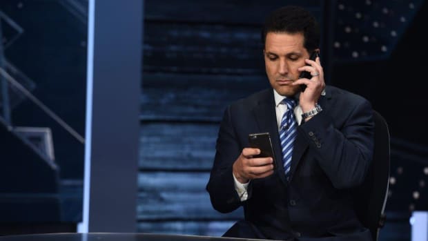 ESPN's Adam Schefter uses two phones at once