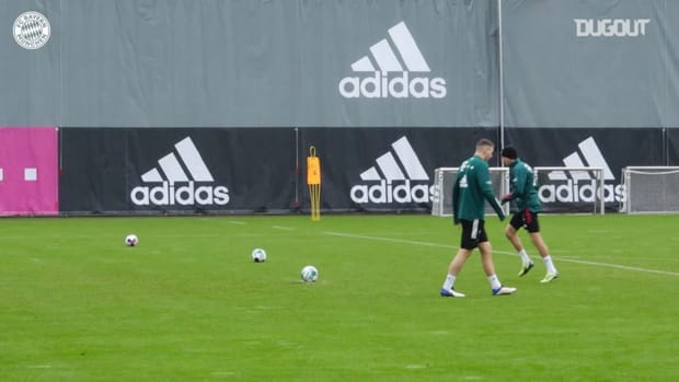 Lewandowski tries his luck as a goalkeeper in Bayern training