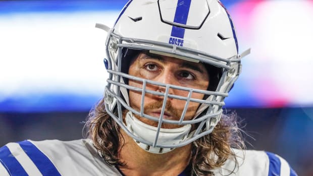 Indianapolis Colts 10th-year offensive left tackle Anthony Castonzo announced his retirement on Tuesday.