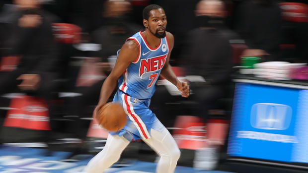 kevin-durant-dribbles-up-the-court