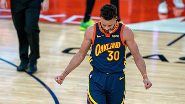 Stephen Curry on the court of an NBA game