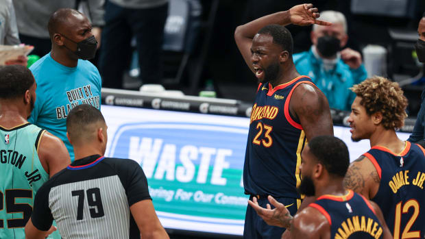 Draymond Green arguing with referees against the Hornets