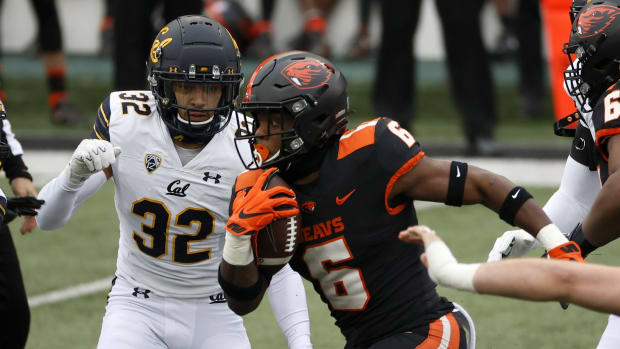 Oregon State Beavers running back Jermar Jefferson (6) runs the ball for a touchdown against the California Golden Bears during the first half at Reser Stadium.