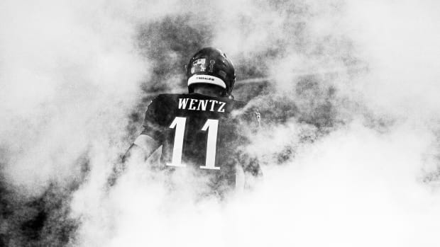Eagles quarterback Carson Wentz traded to Colts