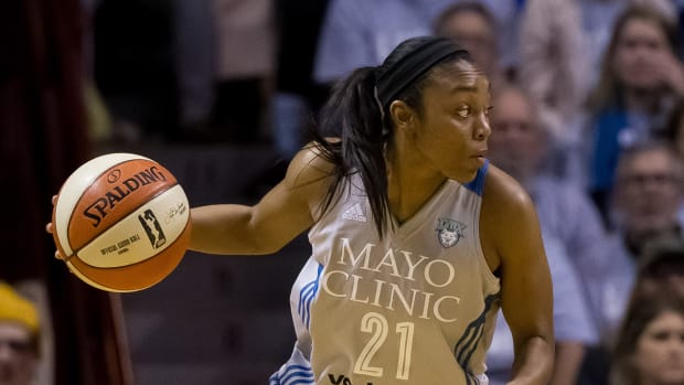 Renee Montgomery dribbles in a game against the Los Angeles Sparks