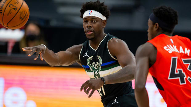 jrue-holiday-bucks-pass