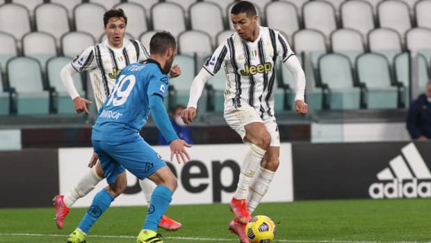 Cristiano Ronaldo dribbles against Spezia.