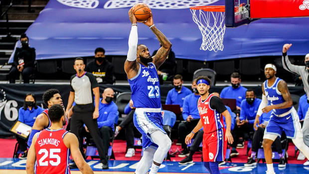 lebron-dunk-lakers-blue