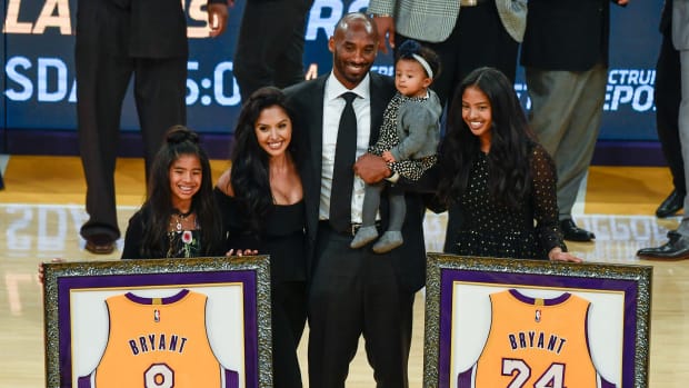 Kobe Bryan poses with Vanessa Bryant, family at jersey-retirement ceremony in 2017.