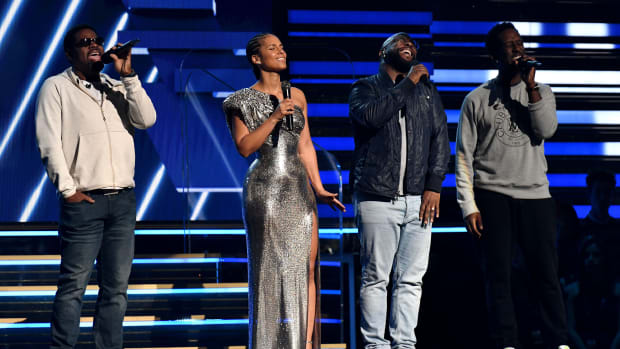Alicia Keys and Boyz II Men paid tribute to Kobe Bryant before the Grammys.