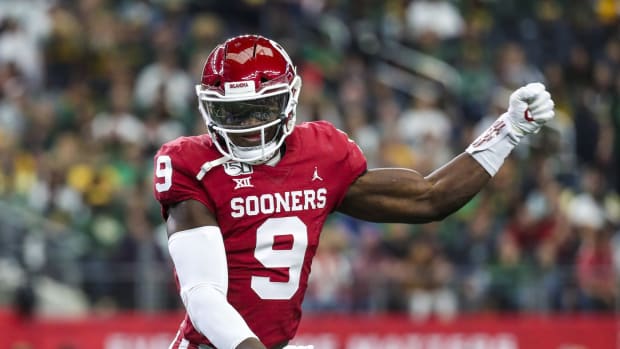 Dec 7, 2019; Arlington, TX, USA; Oklahoma Sooners linebacker Kenneth Murray (9) reacts during the first quarter against the Baylor Bears in the 2019 Big 12 Championship Game at AT&T Stadium.