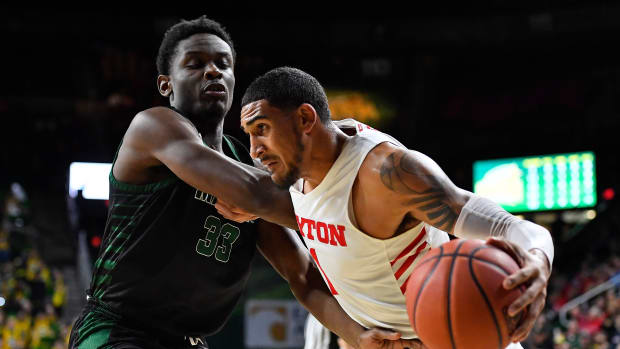 Dayton's Obi Toppin drives to the basket during a game against George Mason.