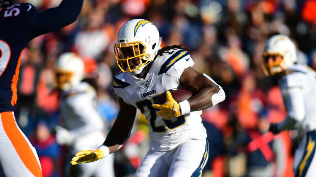 Los Angeles Chargers running back Melvin Gordon (25) carries the ball in the first quarter against the Denver Broncos at Empower Field at Mile High.