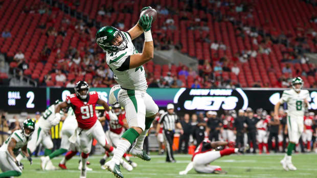 New York Jets tight end Trevon Wesco (47) catches a pass against the Atlanta Falcons in the second half at Mercedes-Benz Stadium.