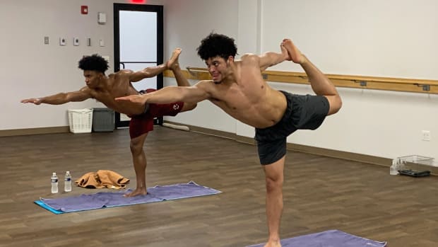 Caleb Williams, Jalen McCain Yoga Workout