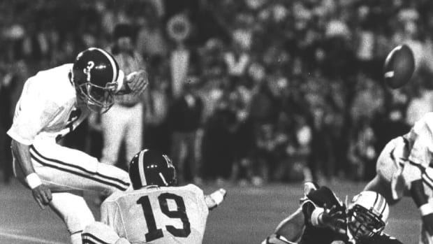 Van Tiffin makes "The Kick" against Auburn in the 1985 Iron Bowl