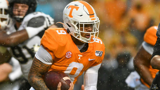 Tennessee Volunteers running back Tim Jordan carries the ball against the Vanderbilt Commodores during a November 2019 game.