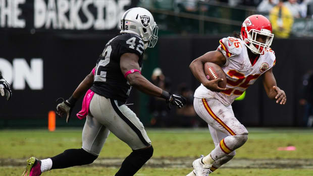 Oct 16, 2016; Oakland, CA, USA; Kansas City Chiefs running back Jamaal Charles (25) carries the ball against the Oakland Raiders during the second quarter at Oakland Coliseum. Mandatory Credit: Kelley L Cox-USA TODAY Sports