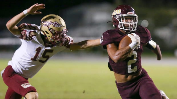Kayleb Wagner runs past a defender
