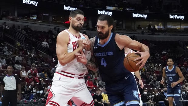 Oct 15, 2021; Chicago, Illinois, USA; Memphis Grizzlies center Steven Adams (4) is defended by Chicago Bulls center Nikola Vucevic (9) during the first half at United Center. Mandatory Credit: David Banks-USA TODAY Sports