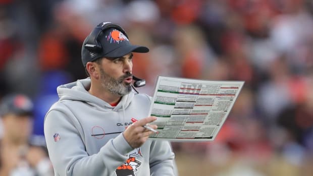 Cleveland Browns head coach Kevin Stefanski calls plays during the second half of an NFL football game against the Arizona Cardinals at FirstEnergy Stadium, Sunday, Oct. 17, 2021, in Cleveland, Ohio. [Jeff Lange/Beacon Journal] Browns 8