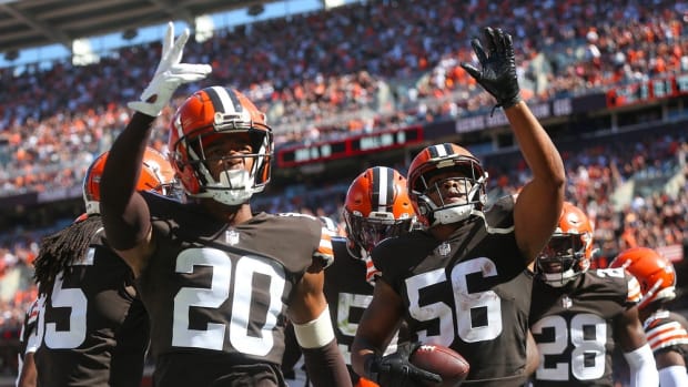 Cleveland Browns outside linebacker Malcolm Smith (56) celebrates with the defense after intercepting a pass thrown by Houston Texans quarterback Davis Mills (10) during the second half of an NFL football game, Sunday, Sept. 19, 2021, in Cleveland, Ohio. [Jeff Lange/Beacon Journal] Browns 11 Syndication Akron Beacon Journal