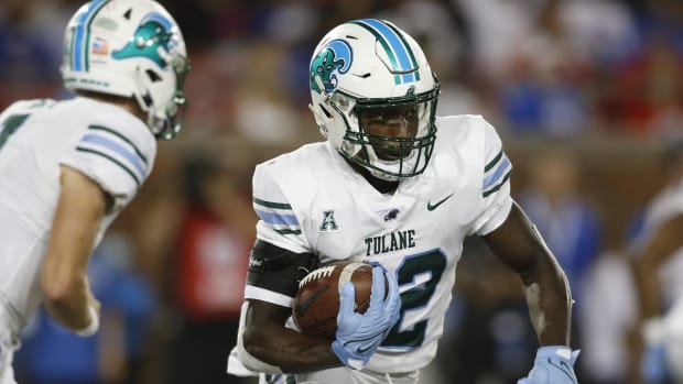 Oct 21, 2021; Dallas, Texas, USA; Tulane Green Wave running back Tyjae Spears (22) runs the ball against the Southern Methodist Mustangs i the second quarter at Gerald J. Ford Stadium. Mandatory Credit: Tim Heitman-USA TODAY Sports
