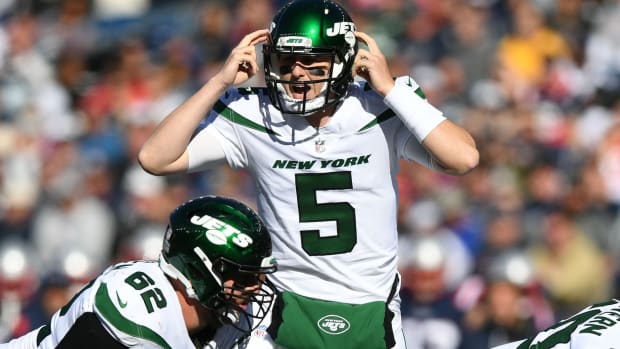 Jets QB Mike White calling play