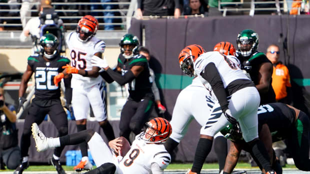 Cincinnati Bengals quarterback Joe Burrow (9) rolls after being sacked by New York Jets defensive tackle Quinnen Williams (95) in the first half at MetLife Stadium on Sunday, Oct. 31, 2021, in East Rutherford. Nyj Vs Cin