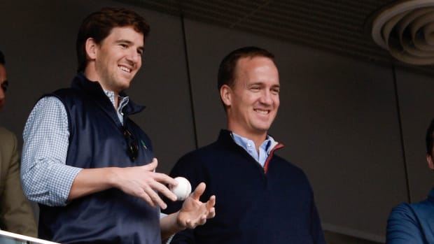 Eli (left) and Peyton (right) Manning.