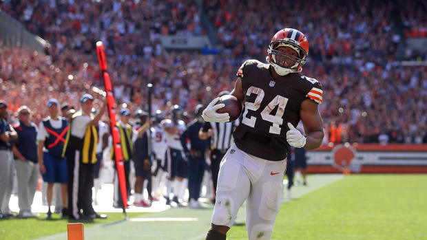 Nick Chubb scores a touchdown for the Browns.