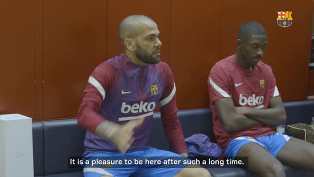 Dani Alves gives emotional speech to Barcelona players