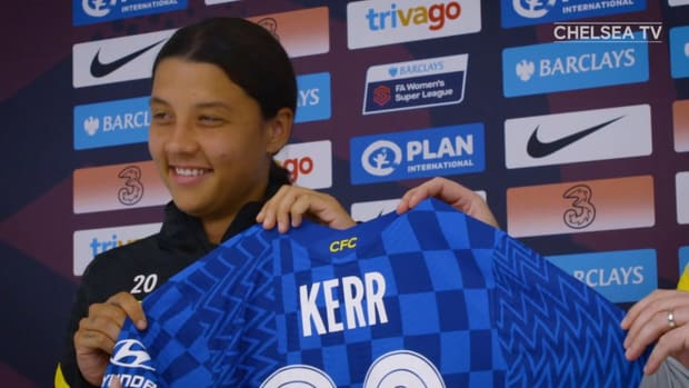 Behind the scenes: Sam Kerr signs new Chelsea contract