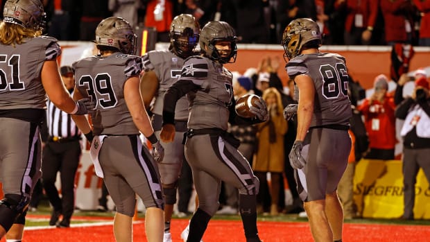 Utah quarterback Cameron Rising (7) celebrates his touchdown with tight end Dalton Kincaid (86) against Oregon.