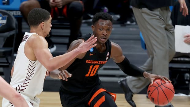 Mar 27, 2021; Indianapolis, IN, USA; Oregon State Beavers forward Warith Alatishe (10) drives against Loyola-Chicago Ramblers guard Lucas Williamson (1) in the second half during the Sweet 16 of the 2021 NCAA Tournament at Bankers Life Fieldhouse. Mandatory Credit: Trevor Ruszkowski-USA TODAY Sports
