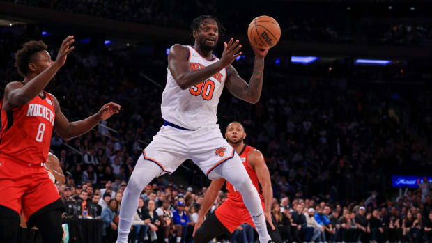 Nov 20, 2021; New York, New York, USA; New York Knicks forward Julius Randle (30) passes the ball in front of Houston Rockets forward Jae'Sean Tate (8) during the second half at Madison Square Garden. Mandatory Credit: Vincent Carchietta-USA TODAY Sports