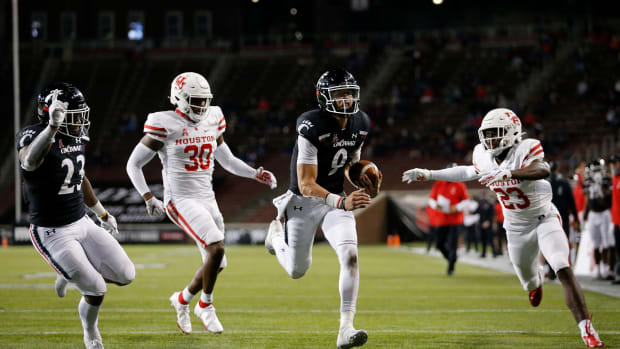 Nov 7, 2020; Cincinnati, Ohio, USA; Cincinnati Bearcats quarterback Desmond Ridder (9) runs in his third touchdown of the night in the fourth quarter of the American Athletic Conference football game between the University of Houston Cougars and the University of Cincinnati Bearcats at Nippert Stadium in Cincinnati on Saturday, Nov. 7, 2020. The Bearcats continued their undefeated campaign with a 38-10 win over Houston. Mandatory Credit: Sam Greene-USA TODAY NETWORK