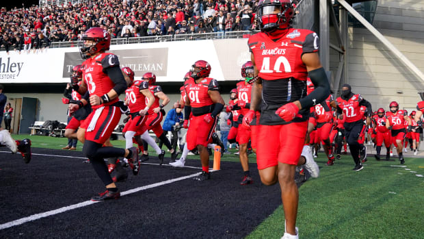 The Cincinnati Bearcats take the field ahead of kickoff in of the American Athletic Conference championship football game against the Houston Cougars, Saturday, Dec. 4, 2021, at Nippert Stadium in Cincinnati. Houston Cougars At Cincinnati Bearcats Aac Championship Dec 4