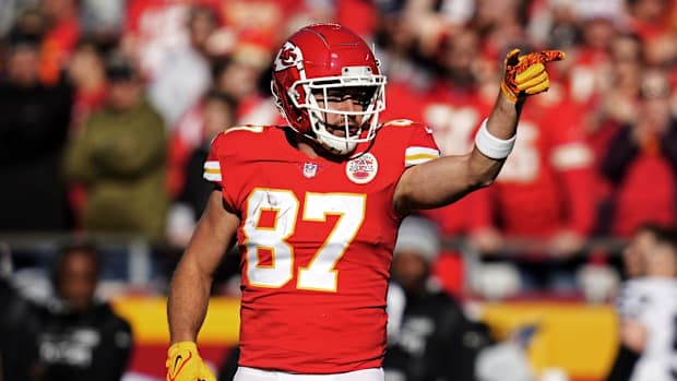 Dec 12, 2021; Kansas City, Missouri, USA; Kansas City Chiefs tight end Travis Kelce (87) celebrates after a first down against the Las Vegas Raiders during the first half at GEHA Field at Arrowhead Stadium. Mandatory Credit: Jay Biggerstaff-USA TODAY Sports