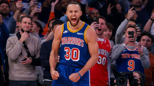 Stephen Curry of the Warriors breaks three-point record