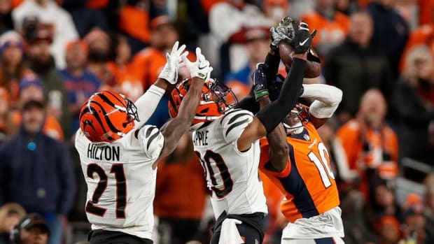 Dec 19, 2021; Denver, Colorado, USA; Denver Broncos wide receiver Jerry Jeudy (10) attempts to make a catch against Cincinnati Bengals cornerback Eli Apple (20) and cornerback Mike Hilton (21) in the fourth quarter at Empower Field at Mile High. Mandatory Credit: Isaiah J. Downing-USA TODAY Sports