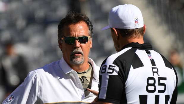 Jeff Fisher coaching for the Rams.