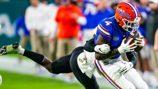 Florida Gators wide receiver Justin Shorter (4) hangs onto a pass while being tackled by UCF Knights defensive back Divaad Wilson (9).