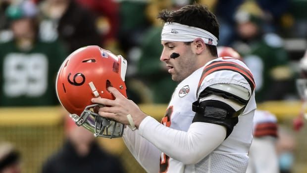 Cleveland Browns quarterback Baker Mayfield (6) warms up before game against the Green Bay Packers