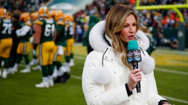 Erin Andrews reporting during the Packers-Browns game.
