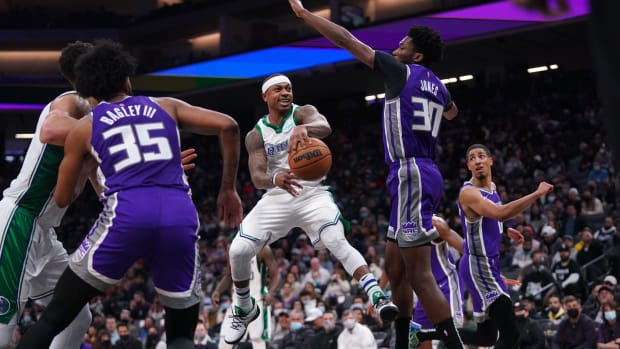Isaiah Thomas played his first game for Dallas on Wednesday.