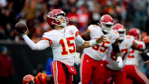 Kansas City Chiefs quarterback Patrick Mahomes (15) throws a pass in the first half of the NFL game between the Cincinnati Bengals and the Kansas City Chiefs on Sunday, Jan. 2, 2022, at Paul Brown Stadium in Cincinnati. Cincinnati Bengals And The Kansas City Chiefs 455
