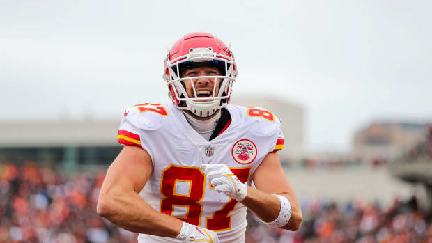 Jan 2, 2022; Cincinnati, Ohio, USA; Kansas City Chiefs tight end Travis Kelce (87) reacts after scoring a touchdown against the Cincinnati Bengals in the first half at Paul Brown Stadium. Mandatory Credit: Katie Stratman-USA TODAY Sports