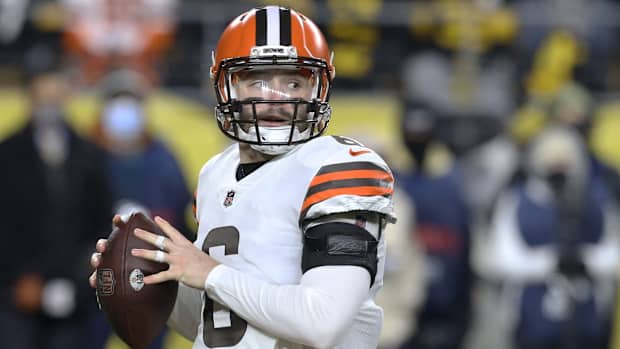 Baker Mayfield prepares to throw a pass.