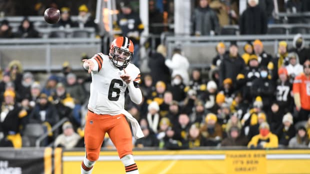Baker Mayfield throws a pass vs. the Steelers.